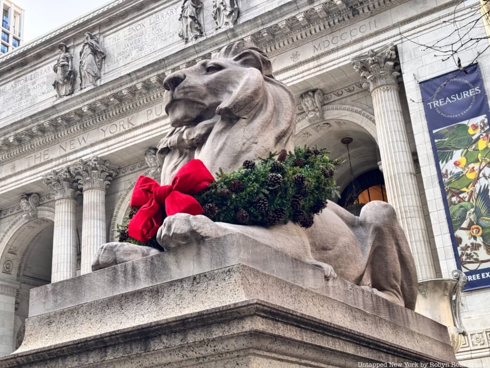 NYPL lion sculpture with a holiday wreath around its neck