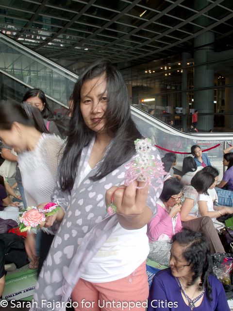 Member of Las Filipinas showing the tour her crafts.