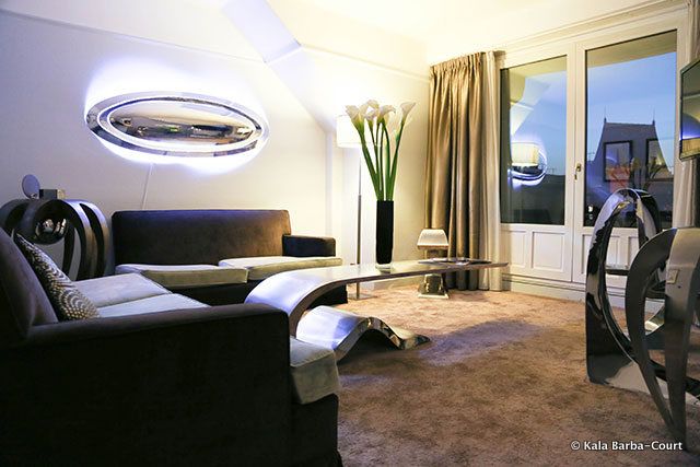 suite-eiffel-piechaud-livingroom2-Kala-Court