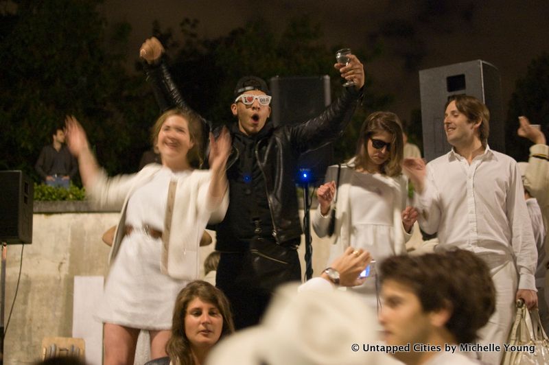 2013 Diner en Blanc Paris Eiffel Tower-Tracadero-Cour Caree du Louvre-027