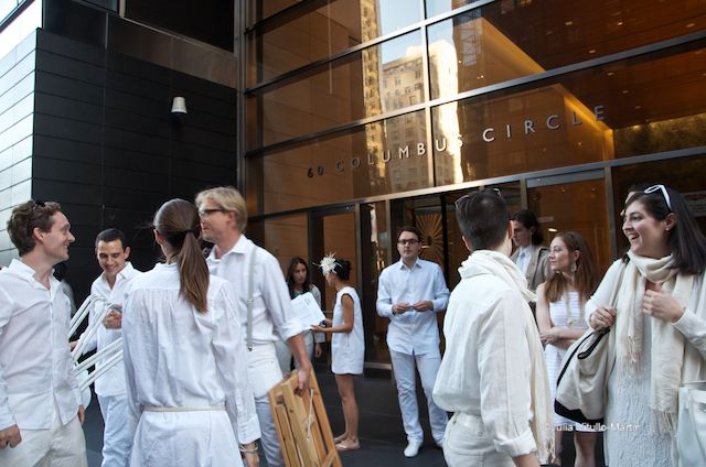 fab guests waiting Dîner en Blanc