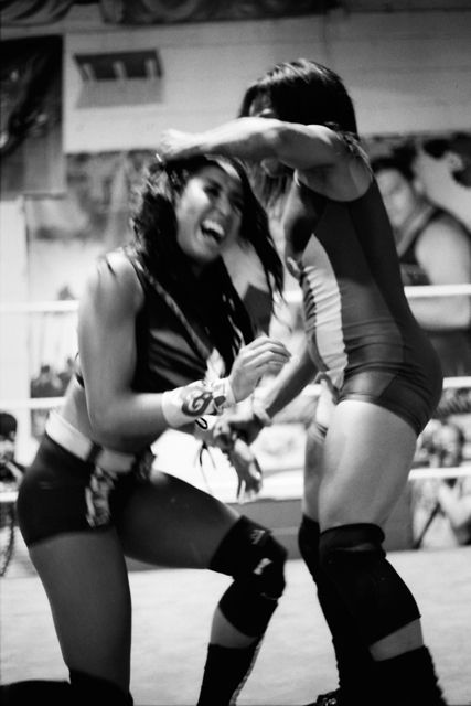 La Rosa Negra takes Hania “The Howling Huntress” by the hair.