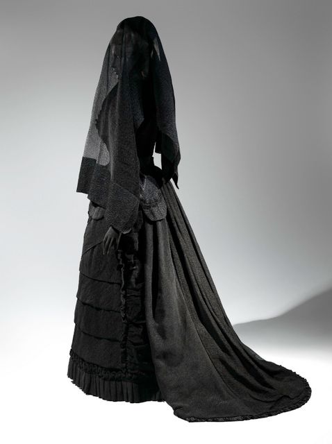 Metropolitan Museum of Art-Death Becomes Her-A Century of Mourning Attire-Dress-3