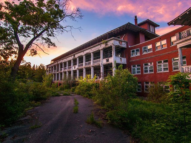 Perrysburg-NY-Tubuculosis Clinic-Abandoned Hospital-Lake Erie-New York-Johnny Joo-12