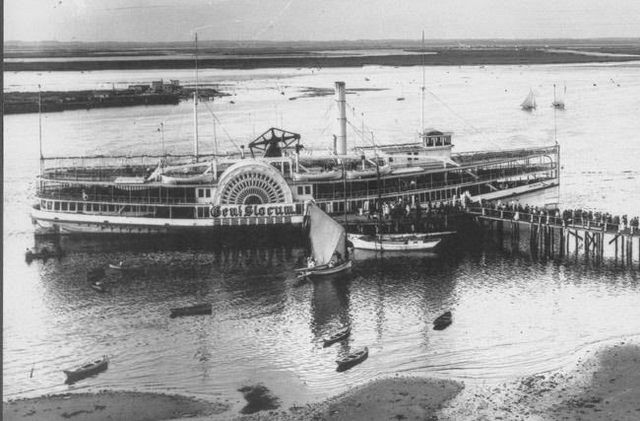 PS General Slocum with passengers boarding