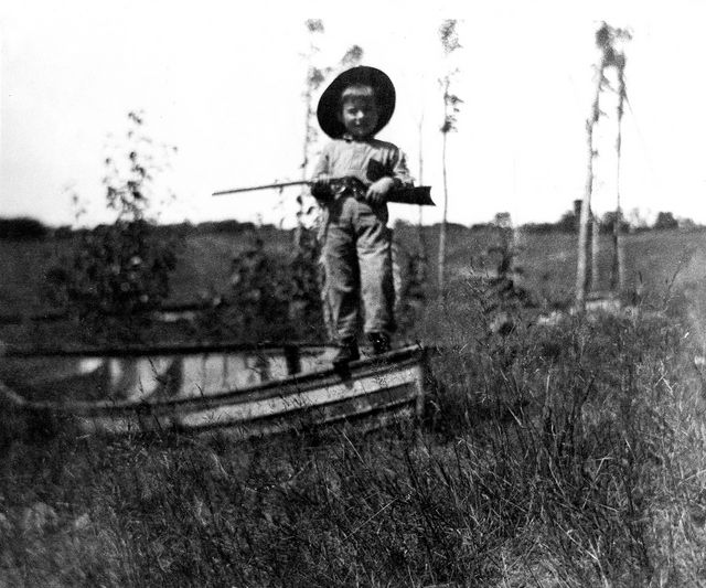 EH597N Date UnknownErnest Hemingway holding a gun at Walloon Lake.Copyright: Public Domain