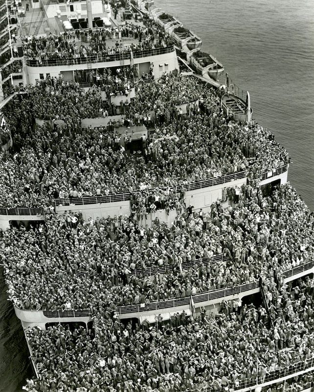 soliders-new york harbor-V Day-1946-NYC-Untapped Cities-001