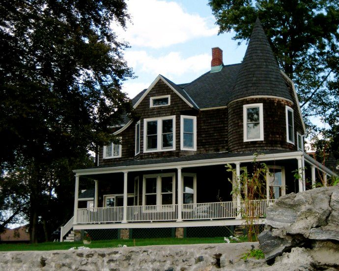 Royal Tenenbaum house on City Island