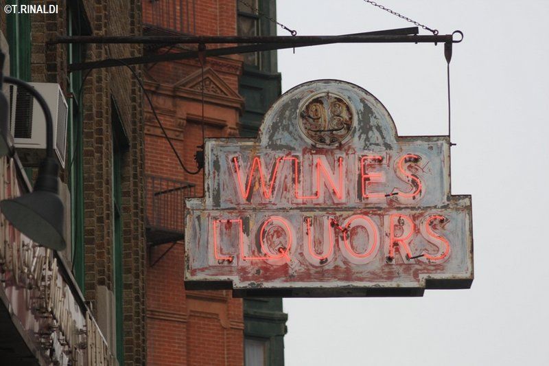 casa-olveira-liquor-store-neon-sign-thomas-rinaldi-nyc