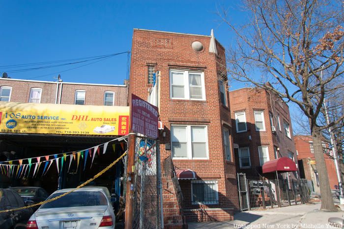 House in Queens with Trylon and Perisphere on it