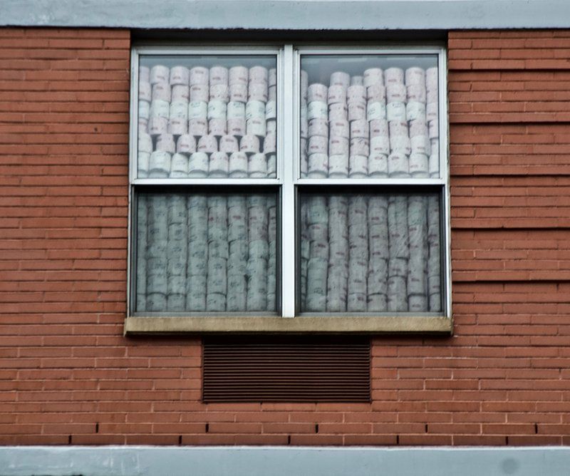 Ruben Natal-San Miguel, “Toilet Paper Hoarder, Manhattan NYC” 2020 © Ruben Natal-San Miguel