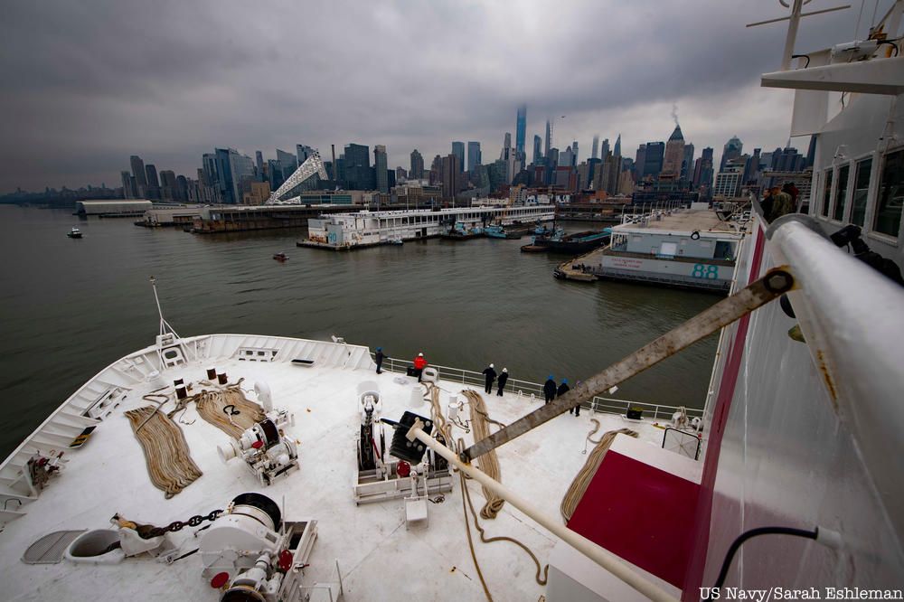 The hospital ship USNS Comfort (T-AH 20) transits the Hudson River as the ship arrives in New York City