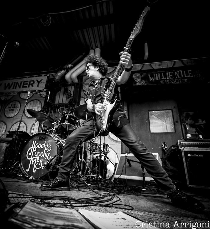 Willie Nile performing