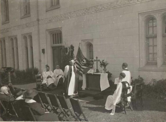 Outside Church service in San Fransisco during Spanish flu