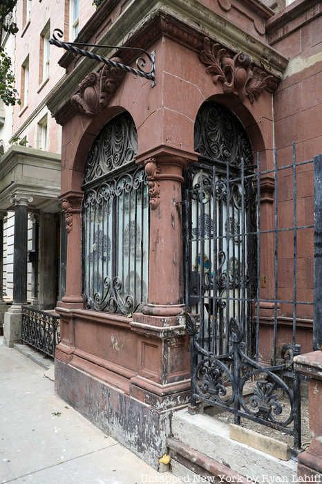 Ghost storefront on Lexington Ave