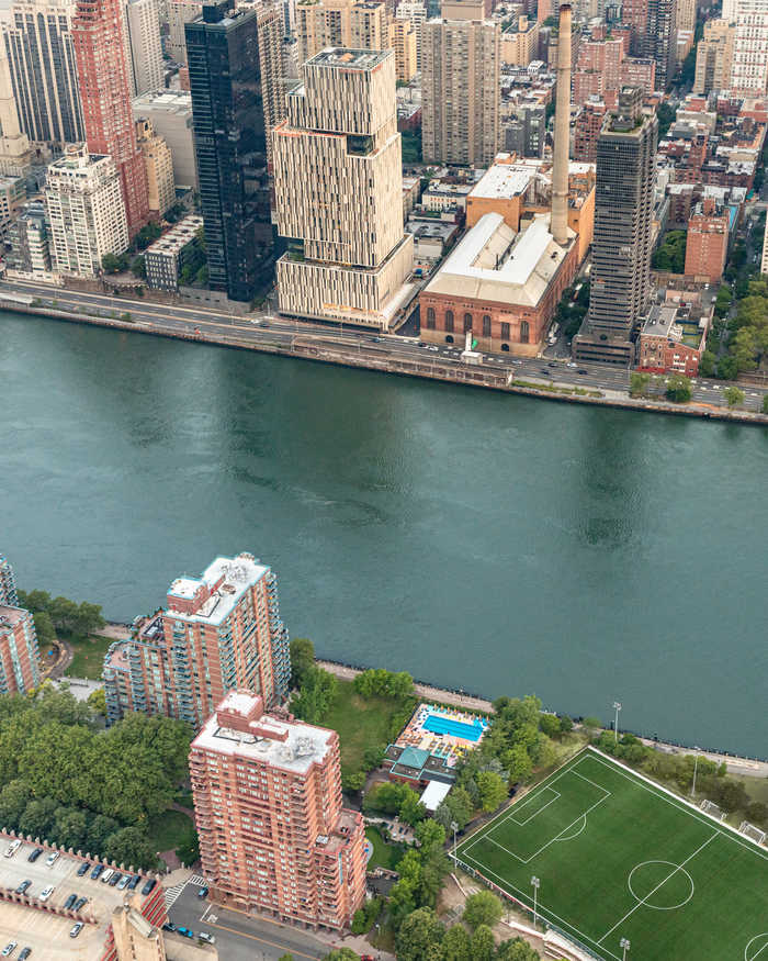 Manhattan Park Pool mural on Roosevelt Island by Alex Proba