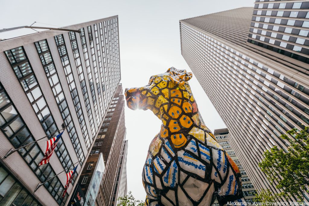 looking up at Will Ayers' dog sculpture in Garmenet District