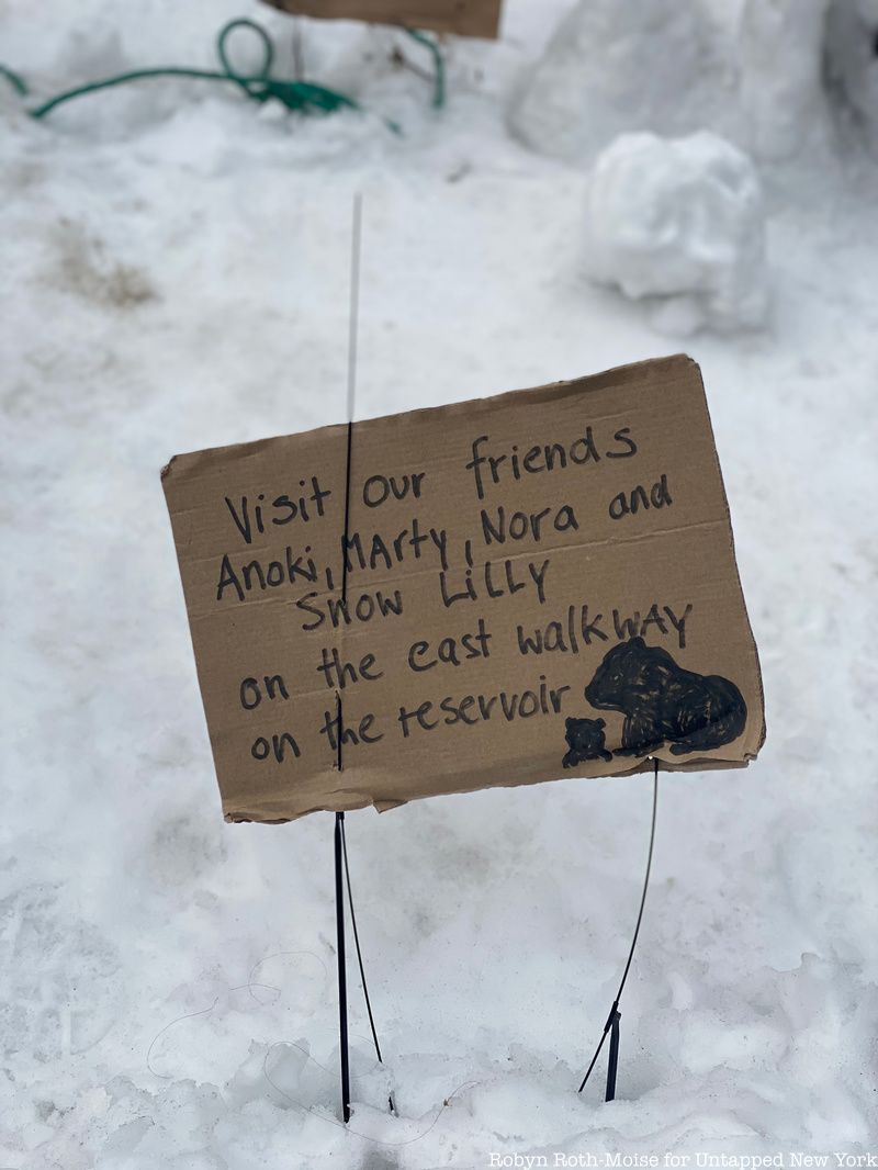 Sign to visit polar bear friends near the reservoir