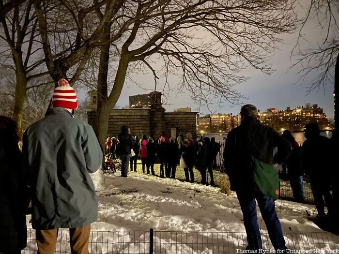 Crowds near pumphouse waiting for snowy owl