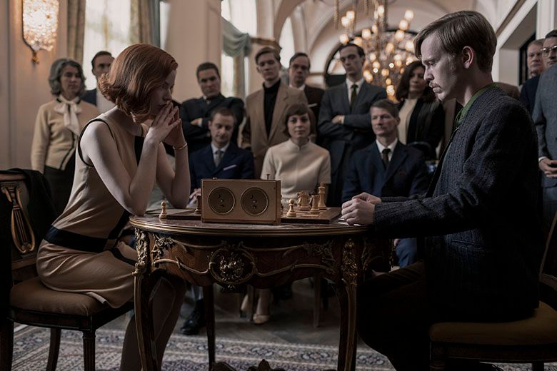 THE QUEEN’S GAMBIT (L to R) ANYA TAYLOR-JOY as BETH HARMON and SIMON JENSEN as ALEC BERGLAND in episode 106 of THE QUEEN’S GAMBIT Cr. PHIL BRAY/NETFLIX © 2020