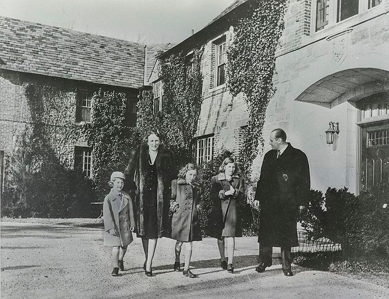 Crown Prince's family gathered outside Pook's Hill in Bethesda, Maryland. Crown Prince Olav, Crown Princess Märtha, Princess Ragnhild, Princess Astrid, Prince Harald.