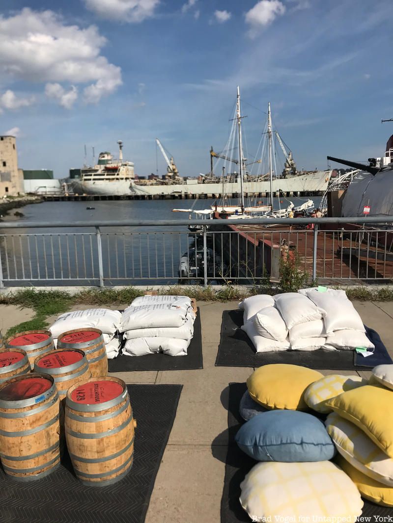 Freight goods on Schooner Apollonia