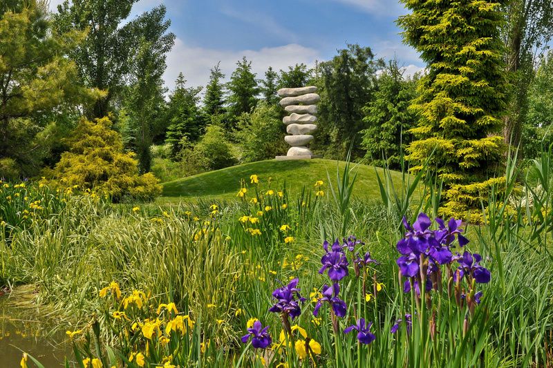 Isaac Witkin, Eolith, 1994, Blue Mountain granite,Photo David W. Steele