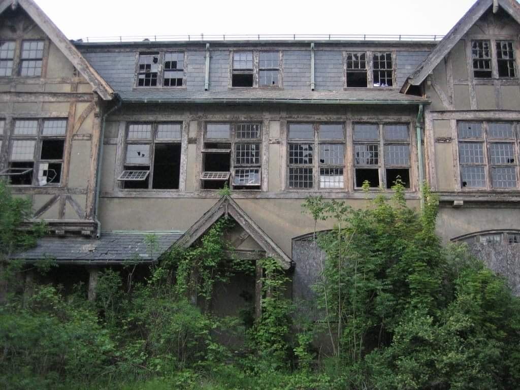 Bennett School for Girls building with ivy