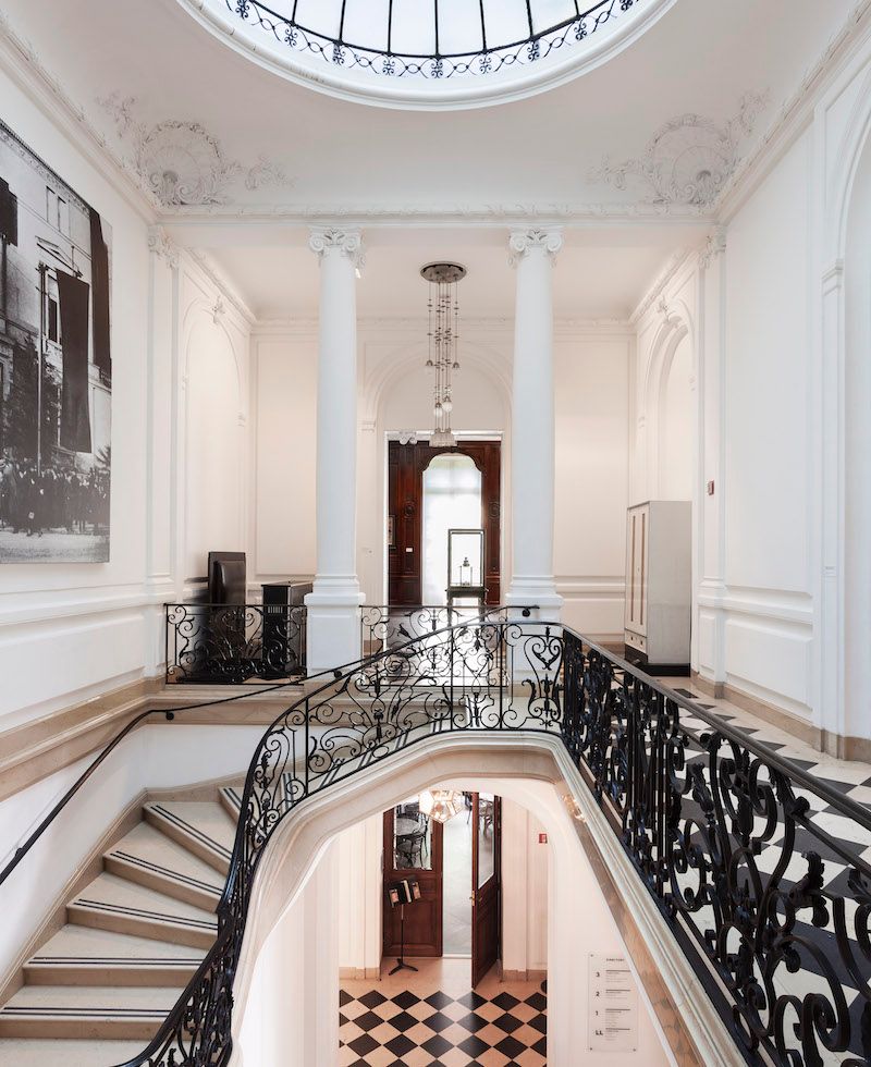 grand staircase at the Neue Galerie