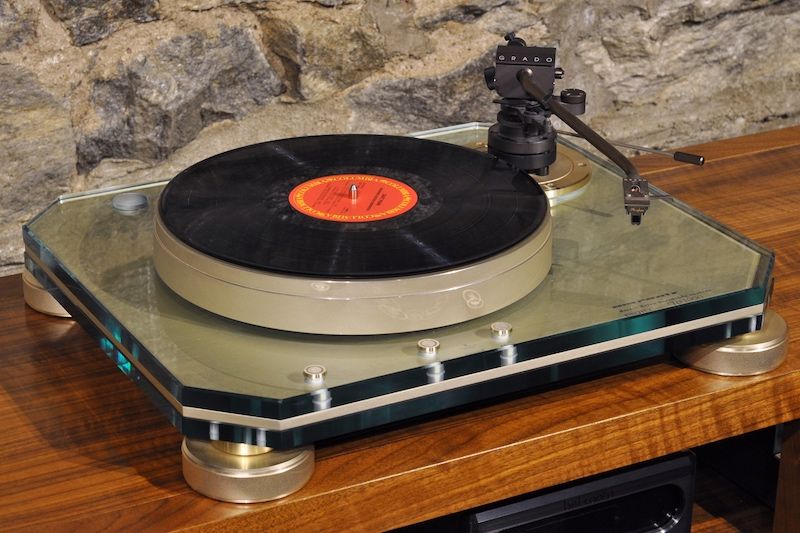 vintage turntable at StereoBuyers