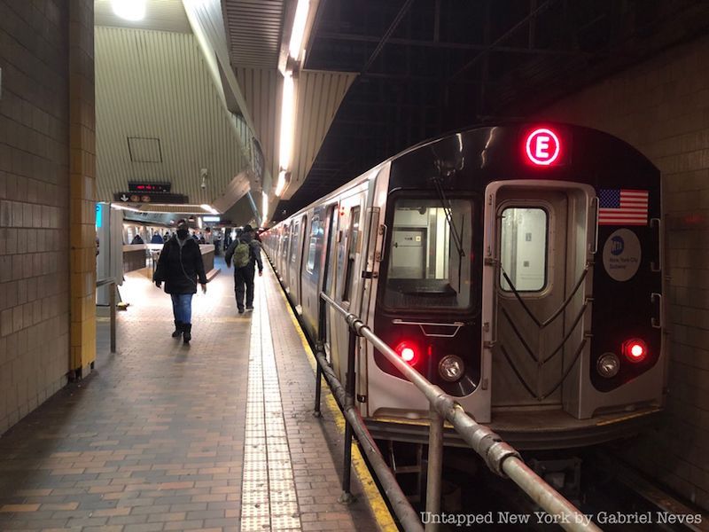 E train at Jamaica Center