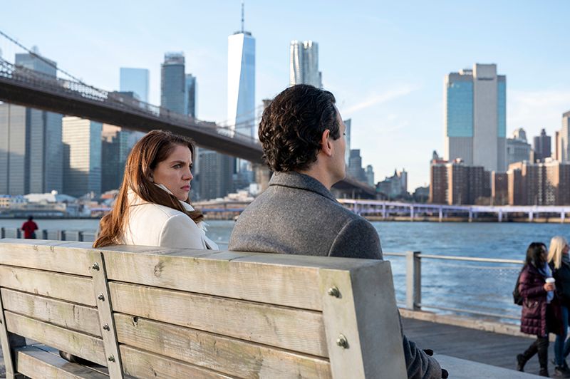 Inventing Anna. (L to R) Anna Chlumsky as Vivian Kent, Arian Moayed as Todd Spodek in episode 109 of Inventing Anna. Cr. David Giesbrecht/Netflix © 2021