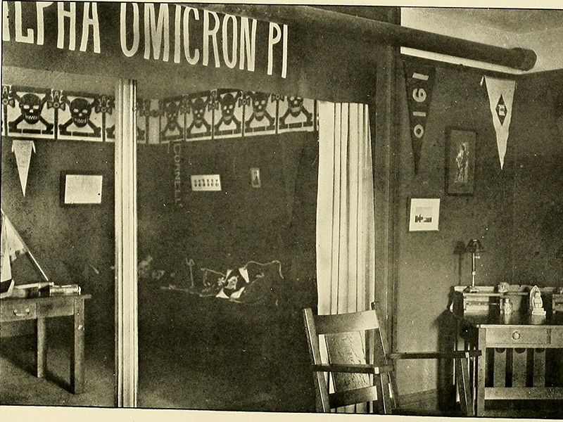 Alpha Omicron Pi sorority house at Tulane