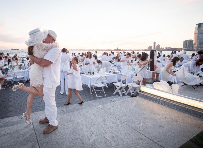 Romance at Diner en Blanc