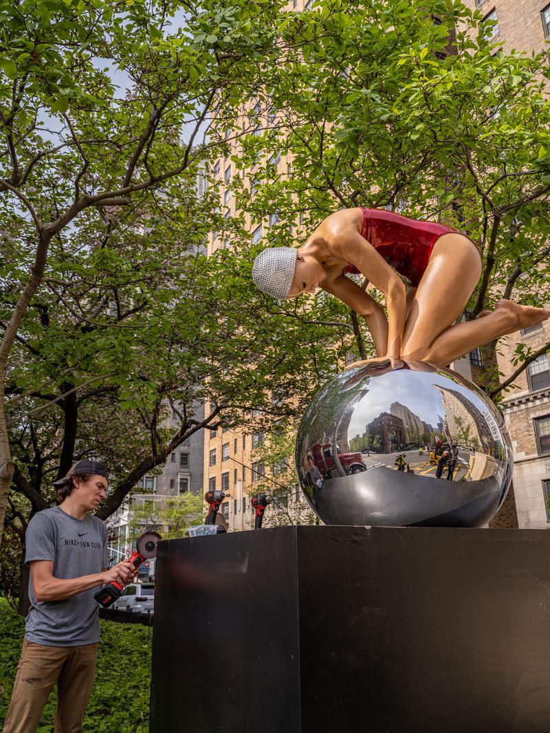 Swimmer sculpture on Park Avenue