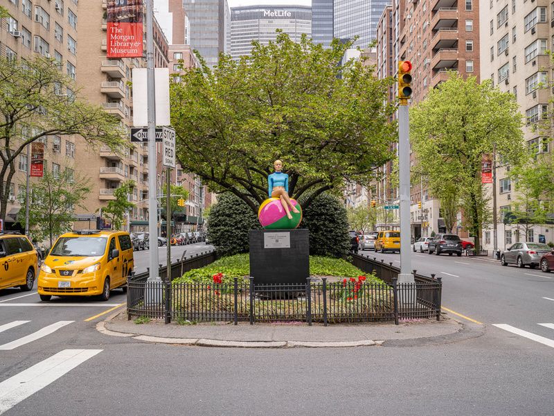 Swimmer sculpture on Park Avenue