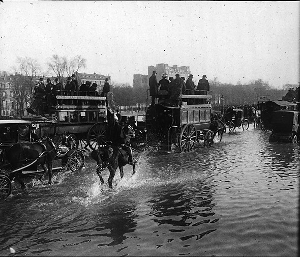 horse and carriages in Paris flood of 1910