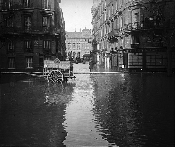 Paris floods 1910 near Opera