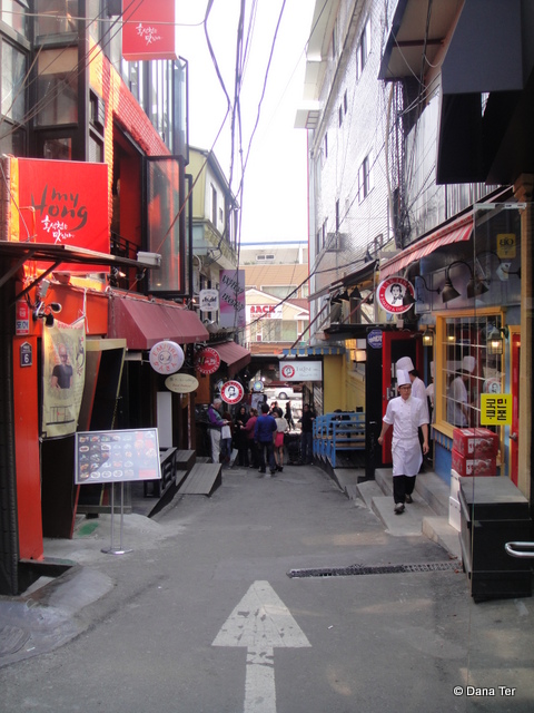 Itaewon-Street Scene-Seoul-Untapped Cities-Dana Ter