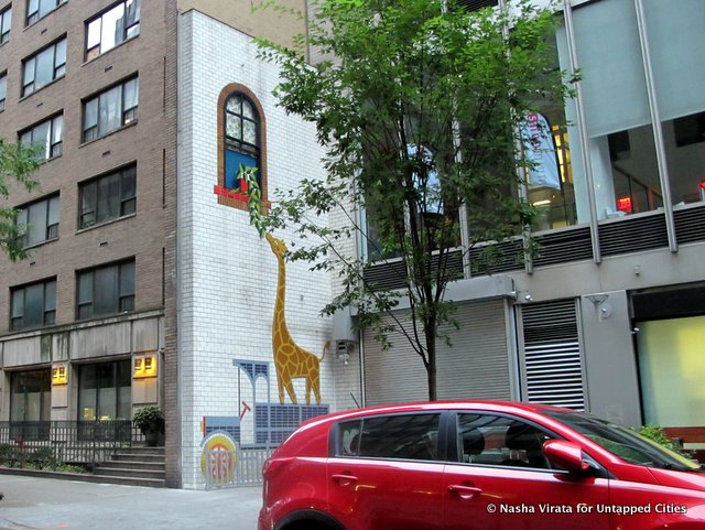 UntappedCities-Midtown-Giraffe-Window-NYC-Nasha-Virata