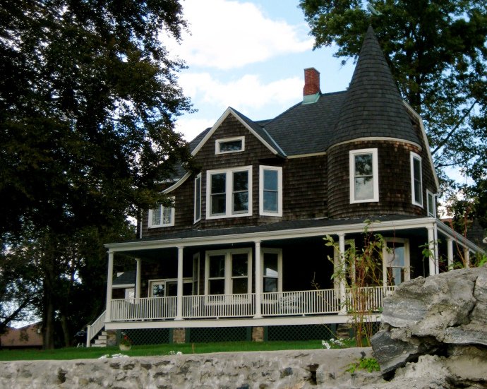 Royal Tenenbaum house on City Island