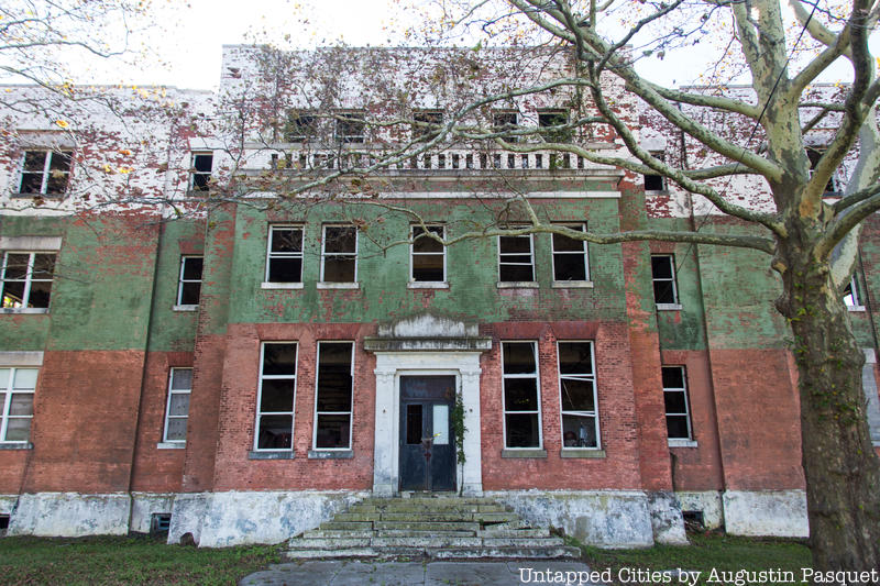 Abandoned building on Hart Island