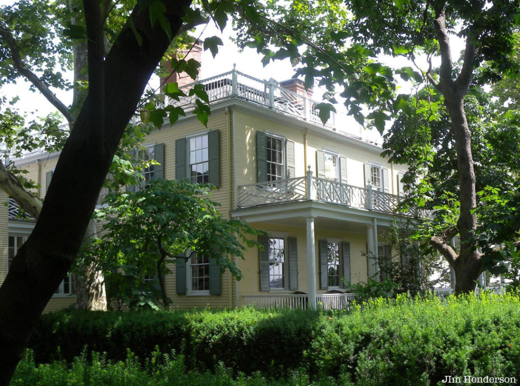 Gracie Mansion in greenery
