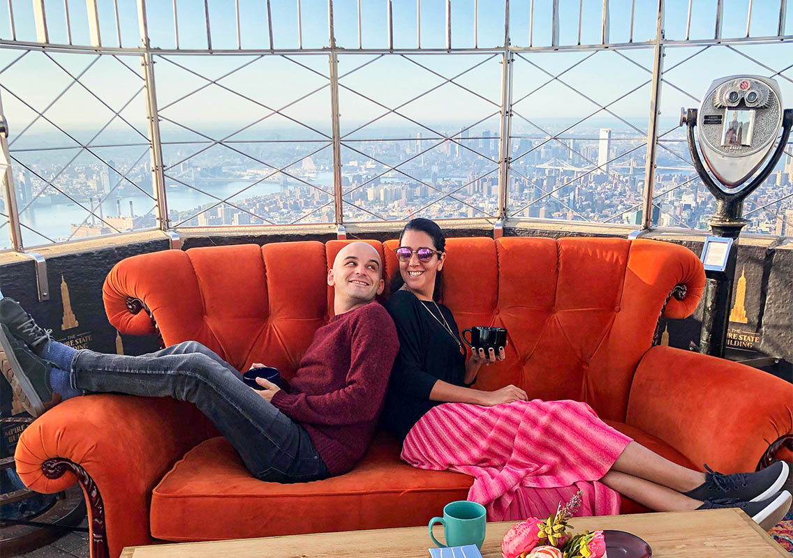 matron arv Overlevelse Sit on the Iconic Couch from 'Friends' Atop the Empire State Building (and  Other NYC Spots) - Untapped New York