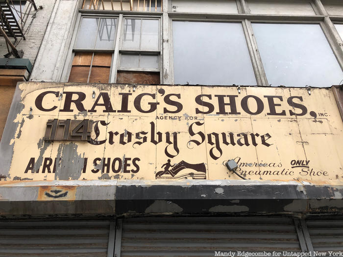 Carig's Shoes signage