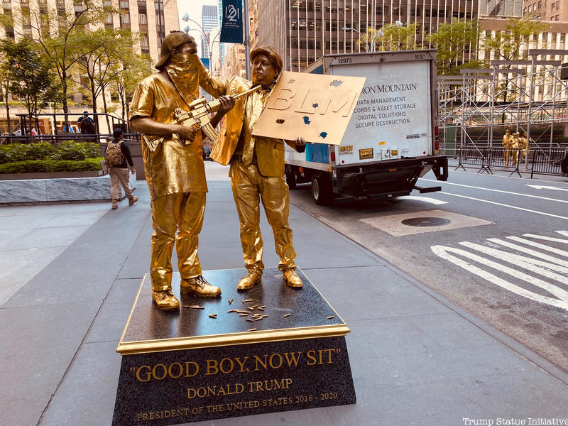 Donald-Trump-Golf-Cart-Gold-Statue-Trump