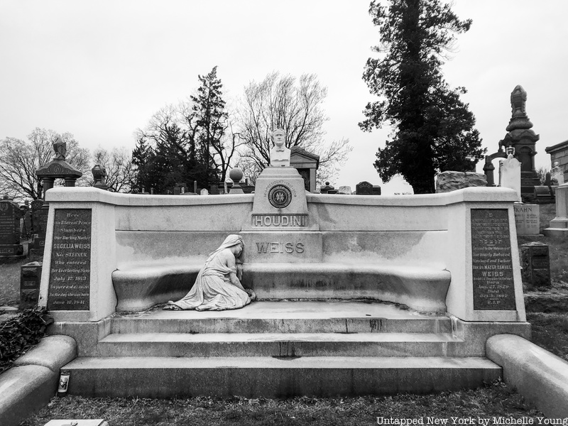 Harry Houdini Grave in Machpelah Cemetery