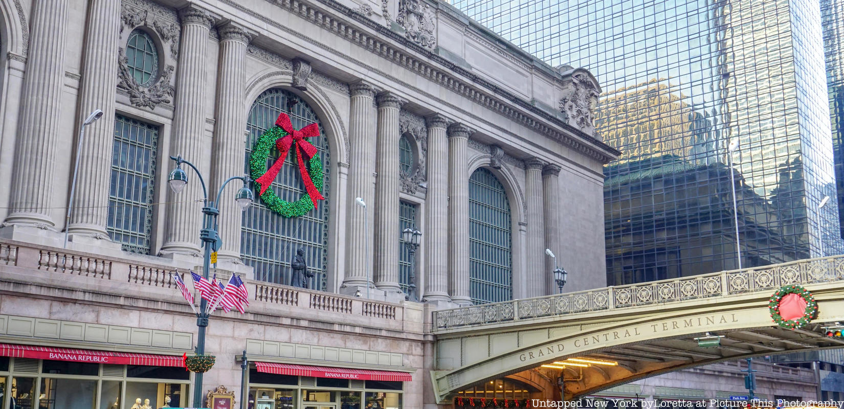A large wreath glow on the front of Grand Central Terminal