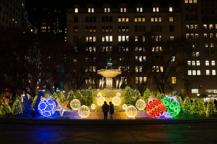 Holiday decorations in NYC at the Pulitzer Fountain