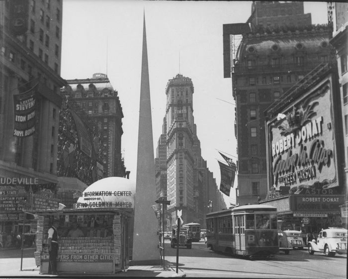 A Trylon and Perisphere shaped information booth in Times Square